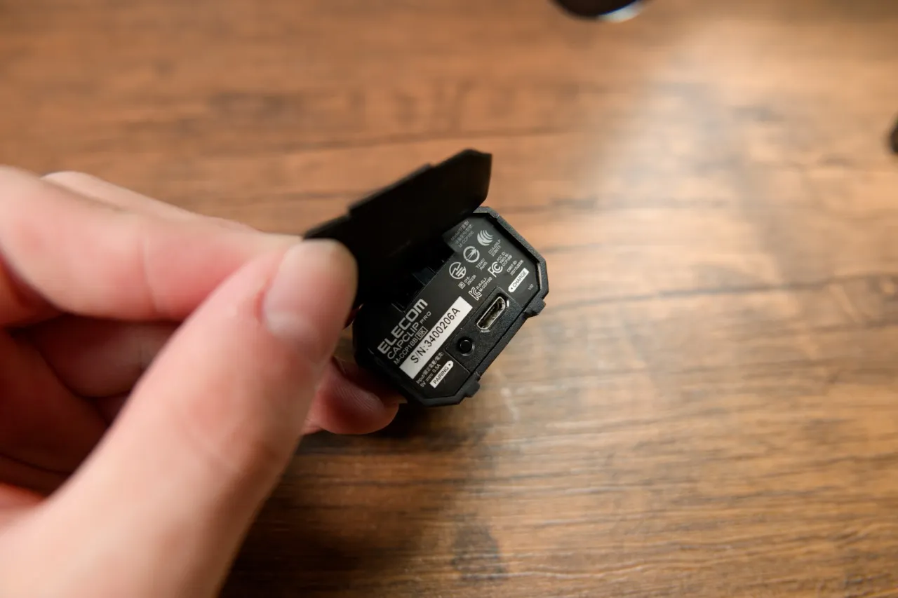 エレコム CAPCLIP PRO(M-CCP1BBBK)の充電ポートとペアリングボタン