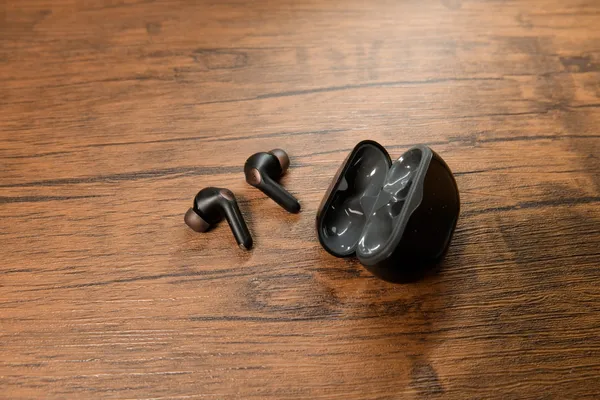 SOUNDPEATS Air4 Proのイヤホン本体とケース
