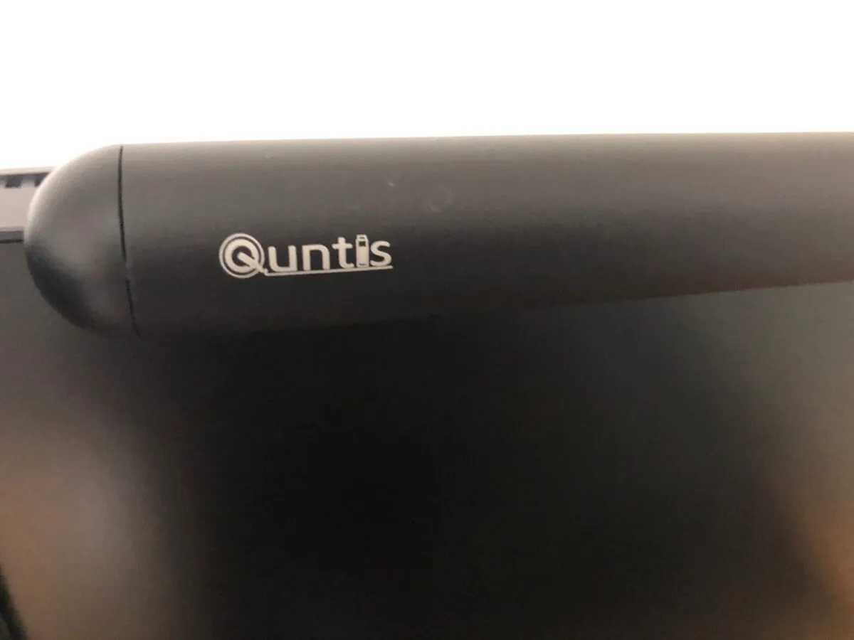 Quntis PHX003-L5Wのロゴ部分アップ