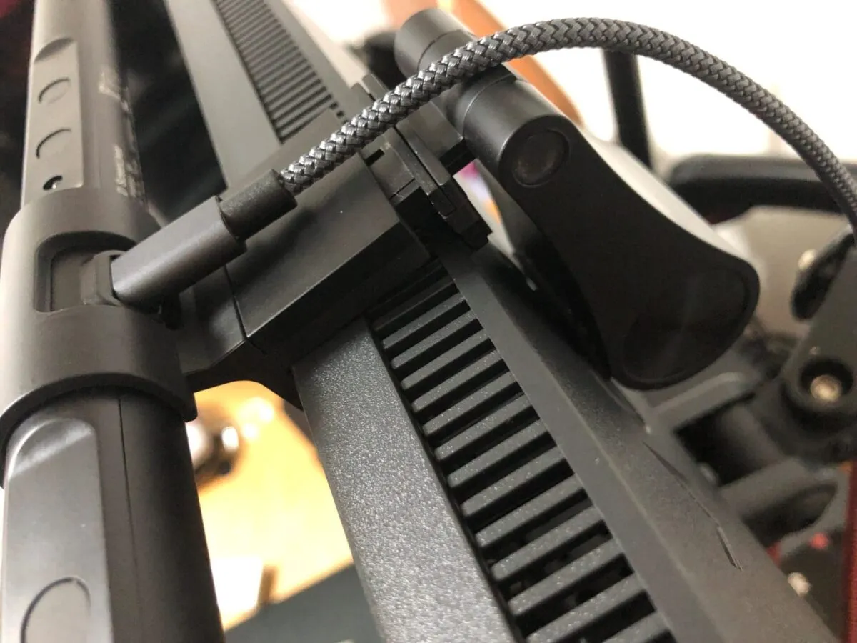 Quntis PHX003-L5Wのクランプ部分にケーブルを接続した様子