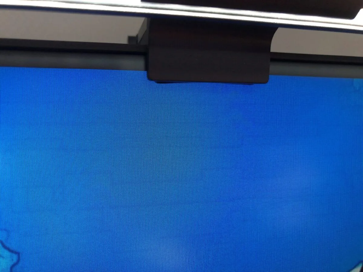 Quntis PHX003-L5Wをモニターに取り付け点灯している様子