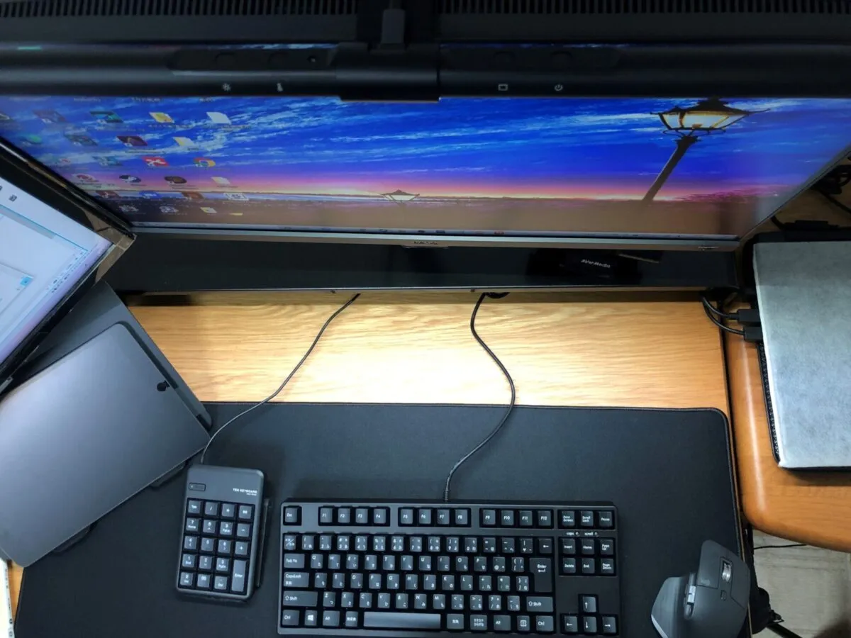 Quntis PHX003-L5Wをモニターに取り付けデスク全体に設置した様子
