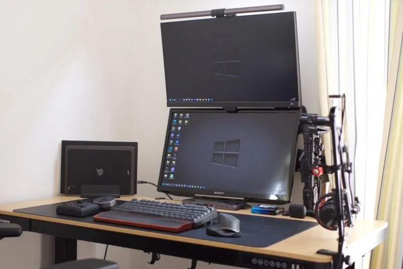 正面から見たデュアルモニター上下配置とデスク全体（モニターライト・Mac mini設置）