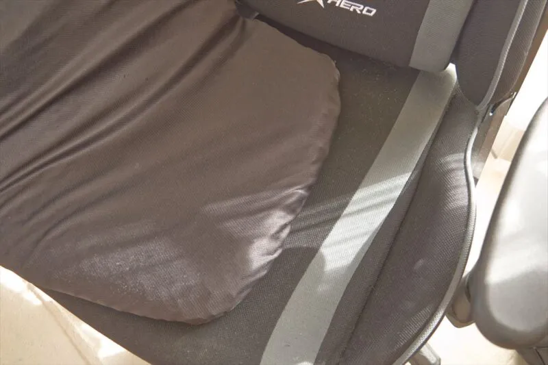 relaxheal ゲルクッションの裏面(滑り止めメッシュ)をチェアの座面に敷いた写真
