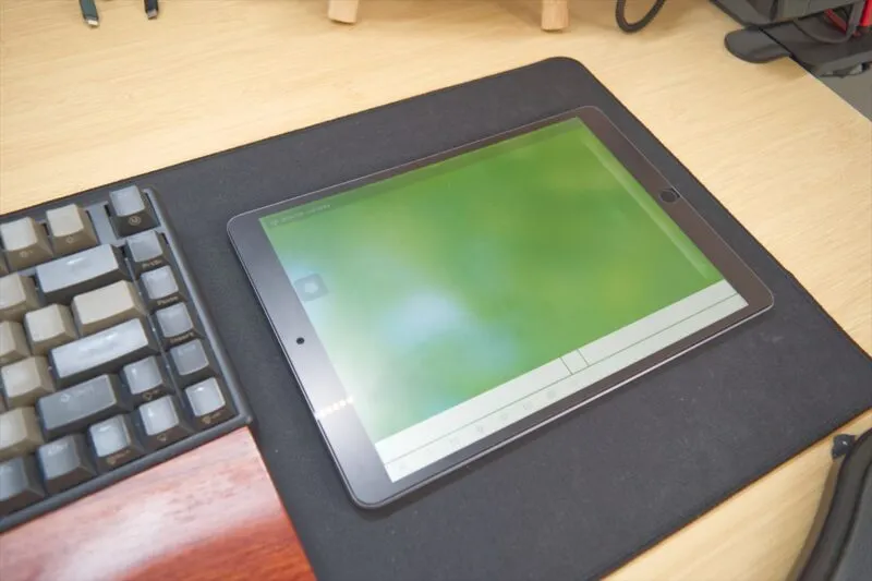 iPadをキーボード脇に置いてRemote Mouseアプリのトラックパッド画面を表示