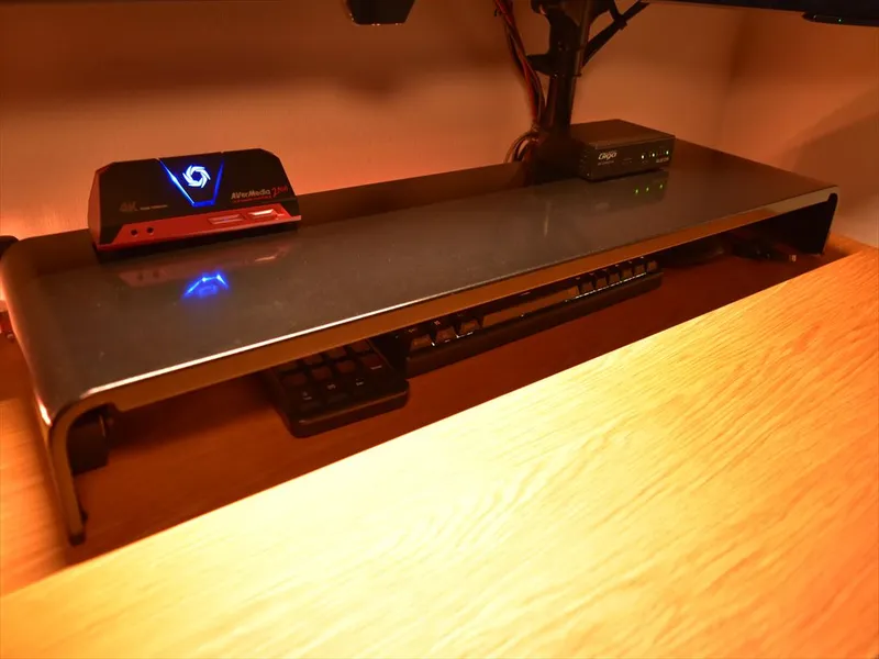 モニター下のPCラックに置いたキャプチャボードとスイッチングハブ