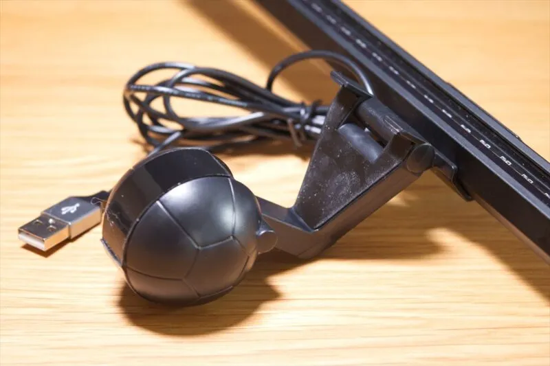 SHUWEI モニターライトのクランプ部分にUSBケーブルを絡めた様子