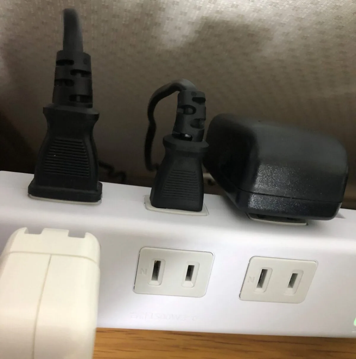 【便利タップ TAP-B53W】クランプ式で机に固定できるサンワサプライの電源タップをレビュー