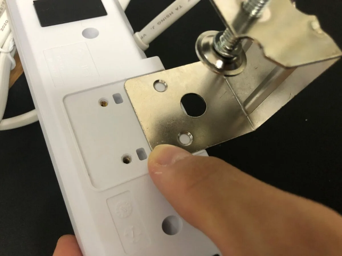 【便利タップ TAP-B53W】クランプ式で机に固定できるサンワサプライの電源タップをレビュー