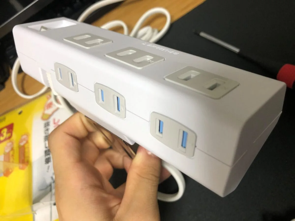 【便利タップ TAP-B53W】クランプ式で机に固定できるサンワサプライの電源タップをレビュー