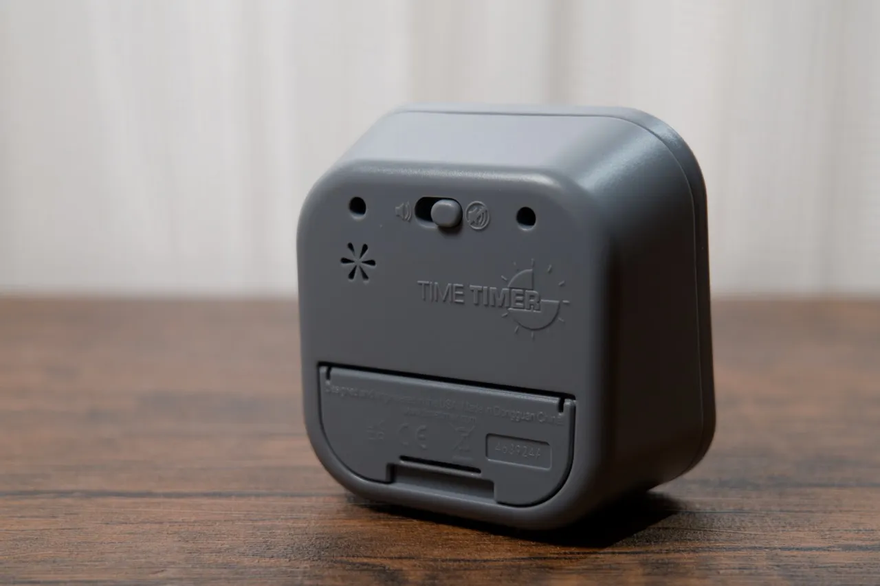 Time Timerの背面にある音量スイッチと電池蓋を接写