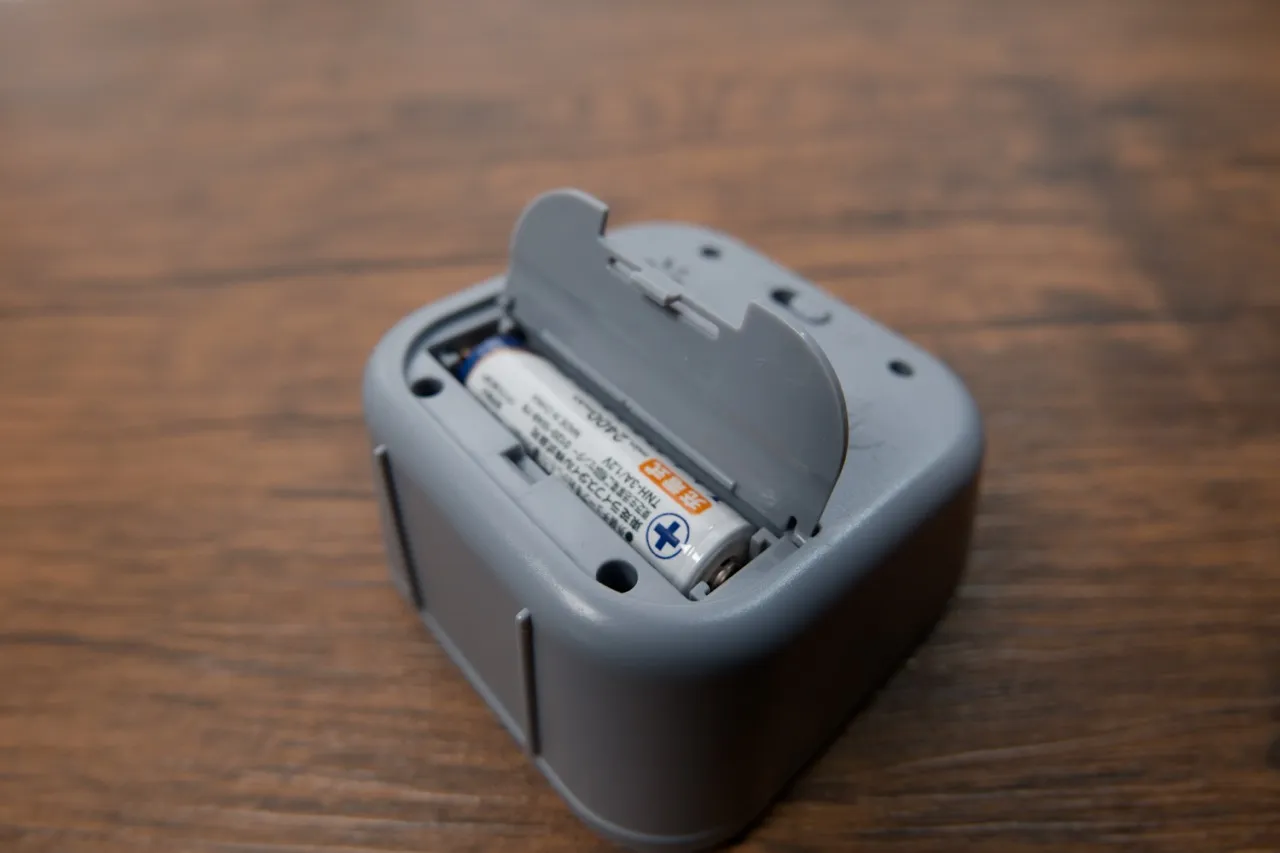 Time Timerの電池蓋を開けて単四電池を挿入した状態