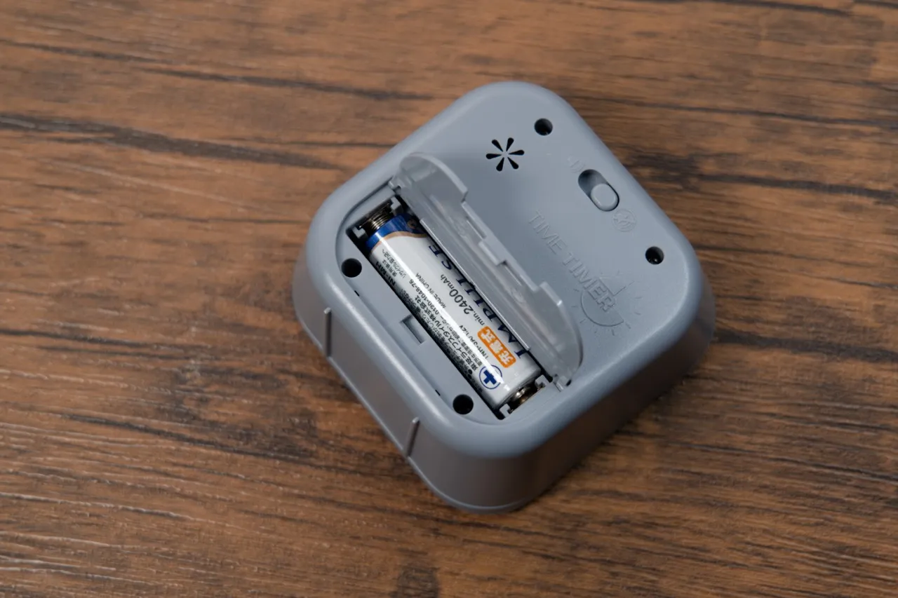 Time Timerの電池蓋を開けて単四電池が見える状態を別角度から撮影