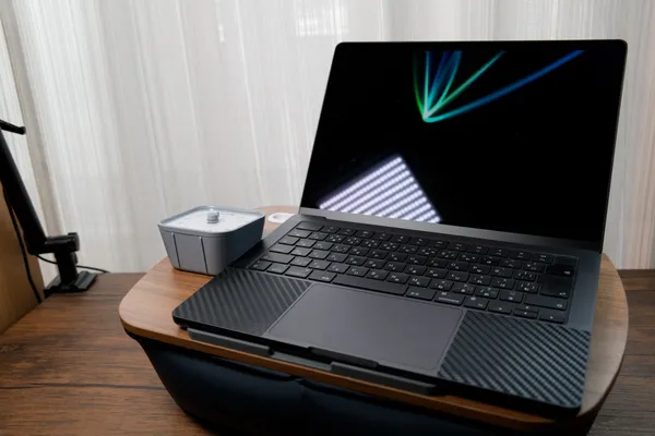 MacBookの横にTime Timerを置いて実際に使っているデスクの様子