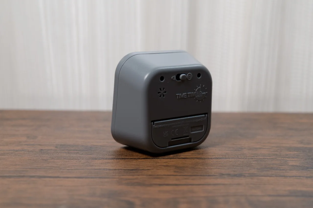 Time Timerの背面にある音量スイッチと電池蓋を斜めから撮影