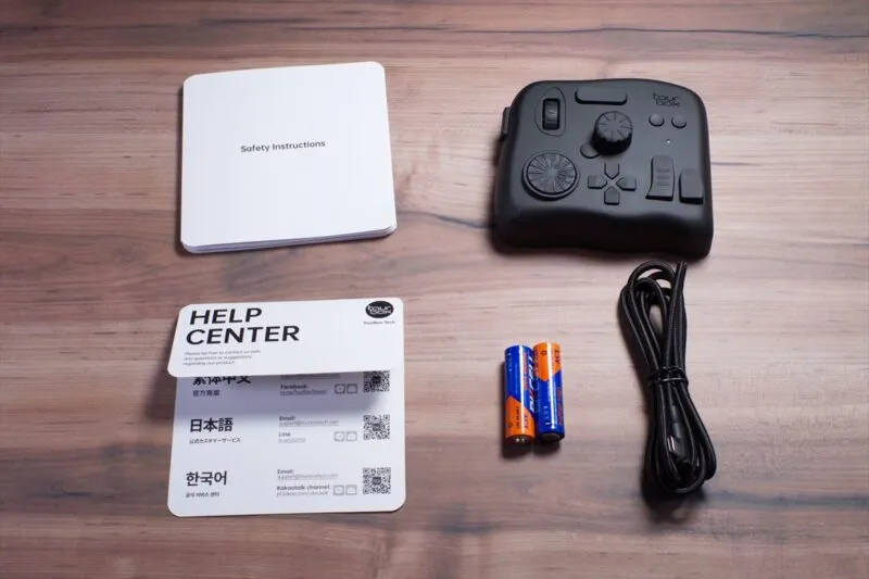 TourBox Eliteの説明書・ヘルプカード・単三電池・USBケーブルなどの付属品一式