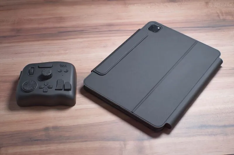 TourBox EliteとiPadケースを並べて大きさを比較した写真