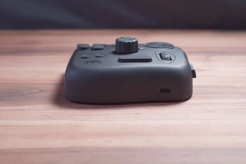 TourBox Eliteを低い位置から接写し、USB-C充電ポートがある側面が見える角度