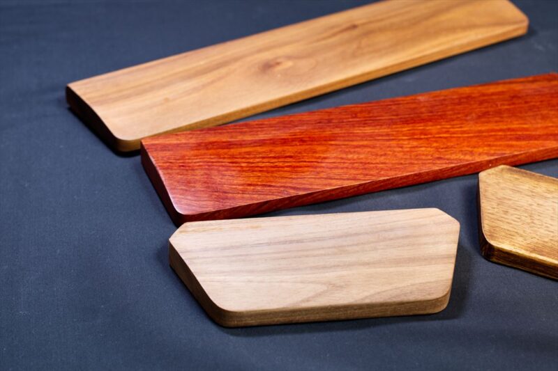 木製パームレストのサイズや形、素材はメーカーによる