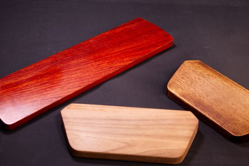 木製パームレストは、木材を加工して作られたパームレスト
