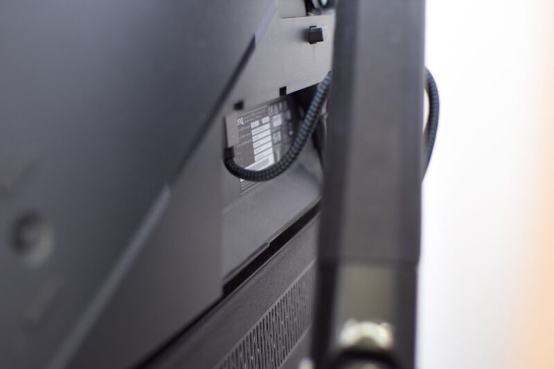 デュアルモニターの上下配置 モニターアームにモニターを取り付け